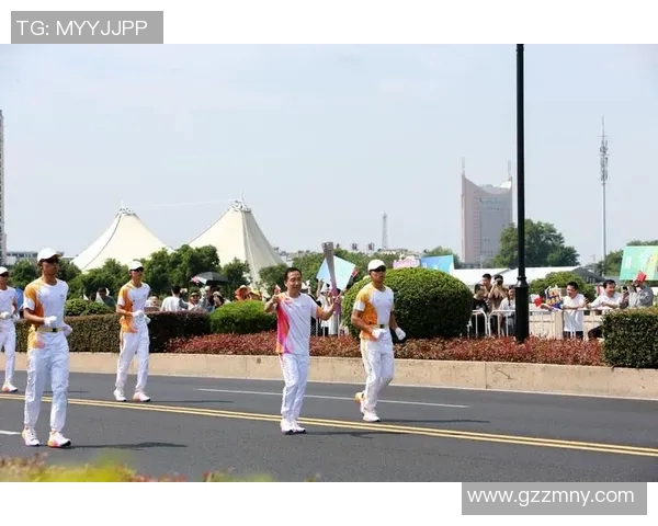 中国运动员首担亚运会火炬接力首棒点燃杭州盛会激情